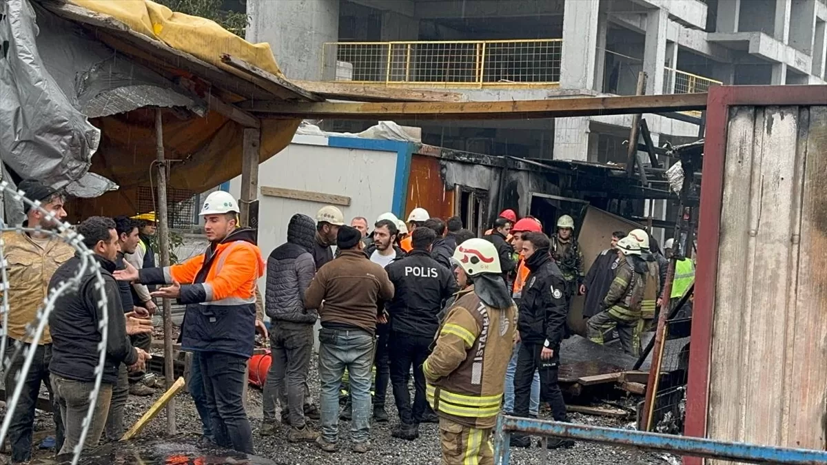 Ataşehir'de şantiyede çıkan yangında 4 konteyner kullanılamaz hale geldi