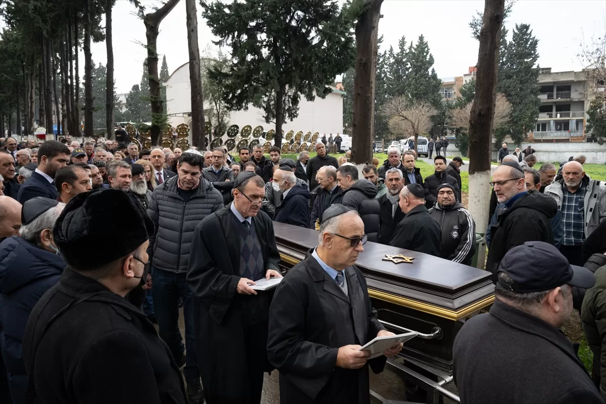 Atatürk fotoğrafları koleksiyonuyla tanınan yazar Benazus İzmir'de son yolculuğuna uğurlandı