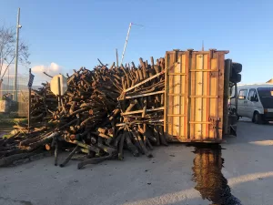 AYDIN (AA) – Aydın'ın Nazilli ilçesinde odun yüklü kamyonun hemzemin