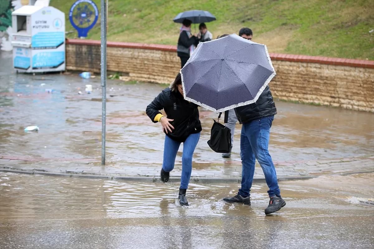 Aydın'da sağanak nedeniyle bazı ev ve iş yerlerini su bastı