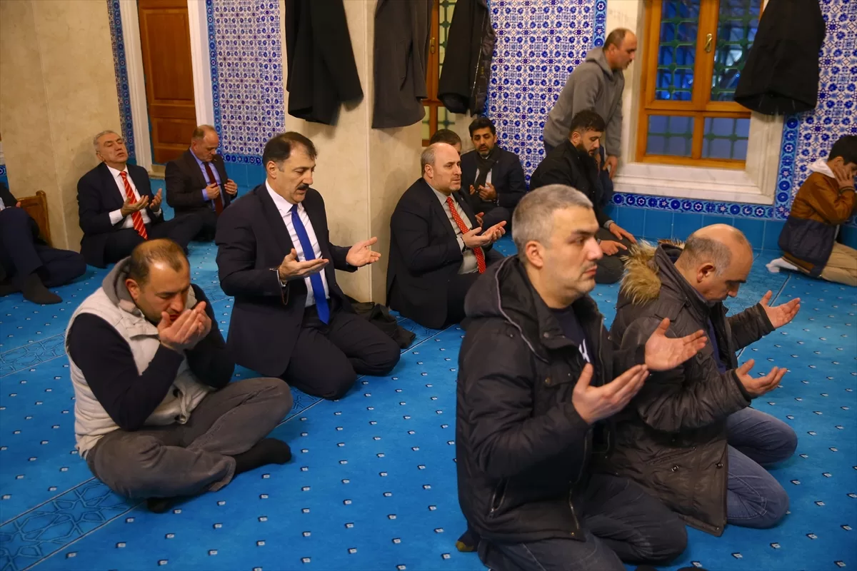 Azerbaycan'da Regaip Kandili dualarla idrak edildi