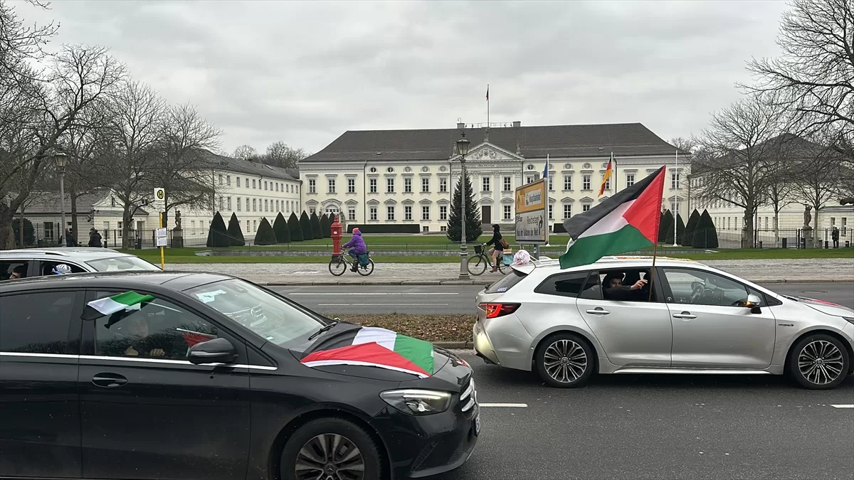 Berlin’de araç konvoyu ile Gazze’deki katliam protesto edildi