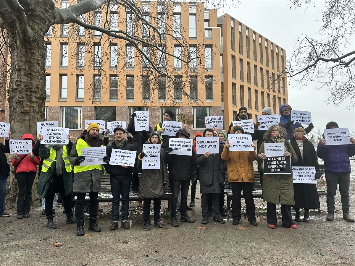 Berlin'de yaşayan İsrailliler Gazze'deki savaşın durdurulması için gösteri yaptı