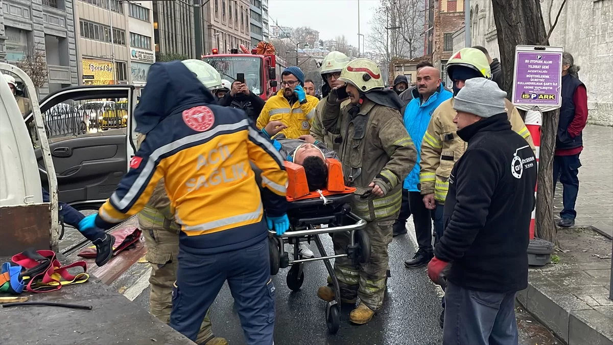 Beyoğlu'nda tramvayın çarptığı kamyonetin sürücüsü yaralandı