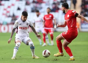 - Bitexen Antalyaspor: 0 - Trabzonspor: 1 (İlk yarı)