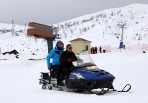 BİTLİS (AA) – Bitlis Valisi Erol Karaömeroğlu, El-Aman Hanı Kayak