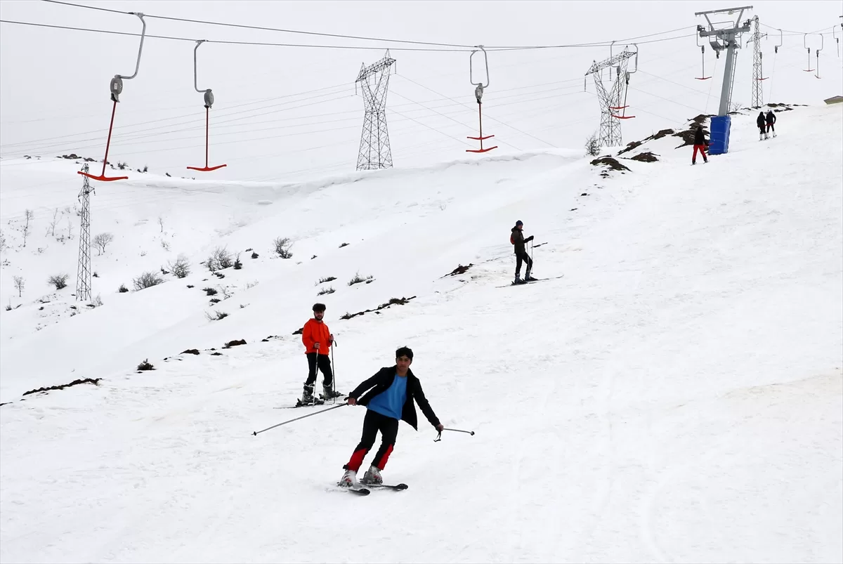 Bitlis'te vatandaşlar tatili kayak merkezinde değerlendirdi
