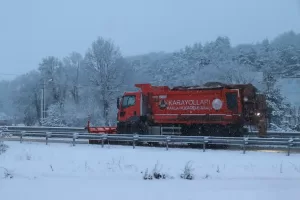 BOLU (AA) – D-100 kara yolunun Bolu Dağı kesiminde kar