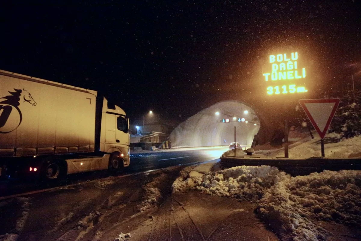 Bolu Dağı'nda kar yağışı etkili oluyor