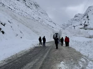 HAKKARİ (AA) – Çığ düşmesi sonucu kapanan Hakkari-Çukurca kara yolu,