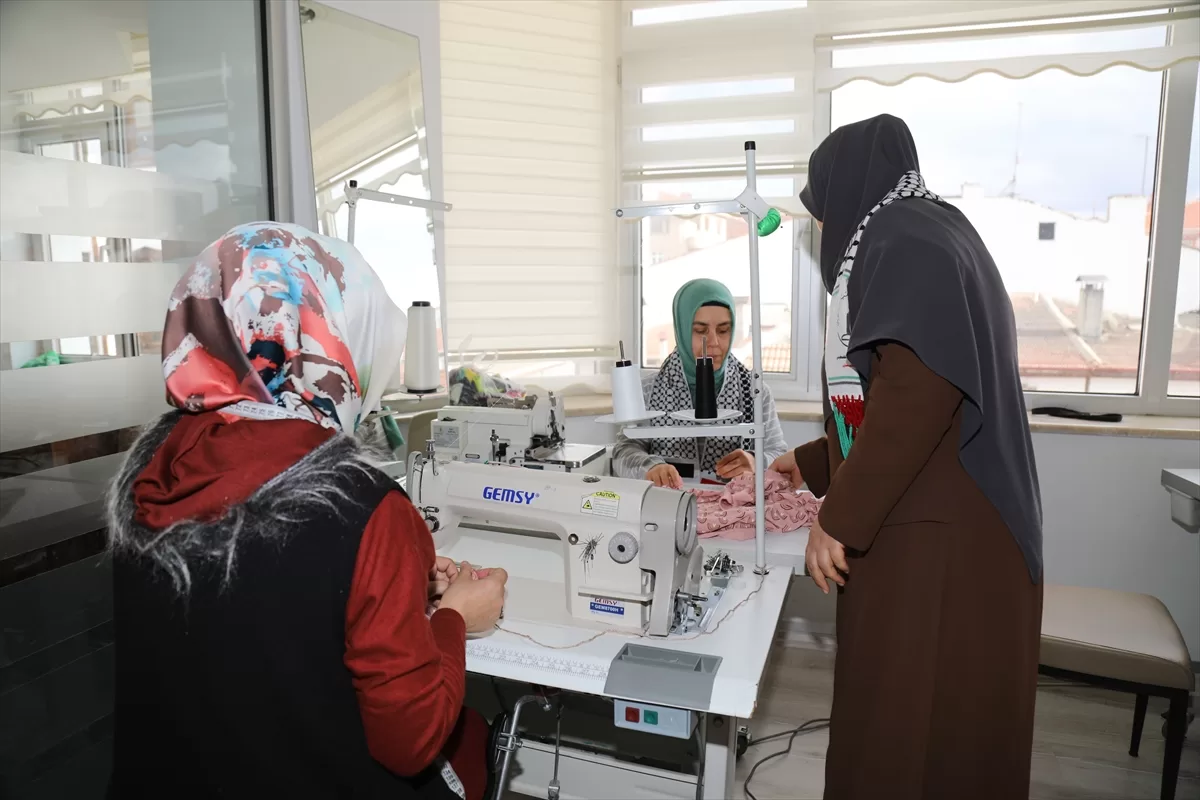 Çubuk ilçesinde kadınlar Gazzeli mazlumlar için giysi üretiyor