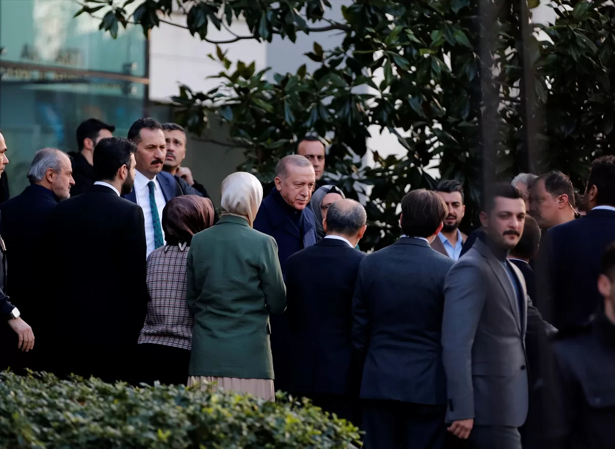 Cumhurbaşkanı Erdoğan, AK Parti İstanbul İl Başkanlığını ziyaret etti