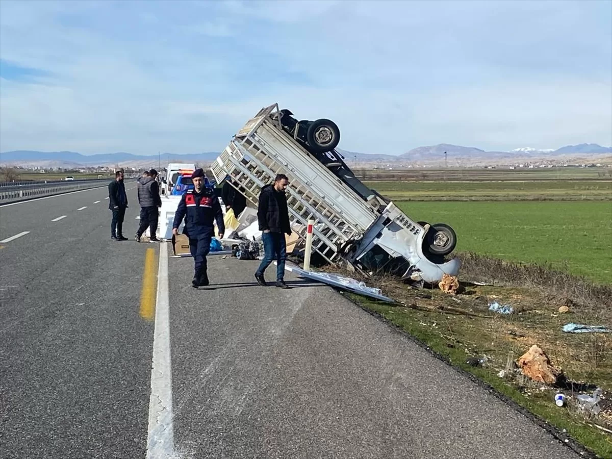 Diyarbakır'da devrilen kamyonetteki 3 kişi yaralandı