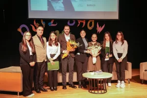 - Begüm Gönlüşen ve Emir Yılgör, okul ve iş yaşamlarında