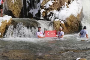 VAN (AA) – Vangölü Aktivistleri Derneği üyeleri ile vatandaşlar, son