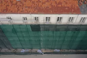 - Geçmişte azınlık okulu ve hastane olarak da kullanılan binanın