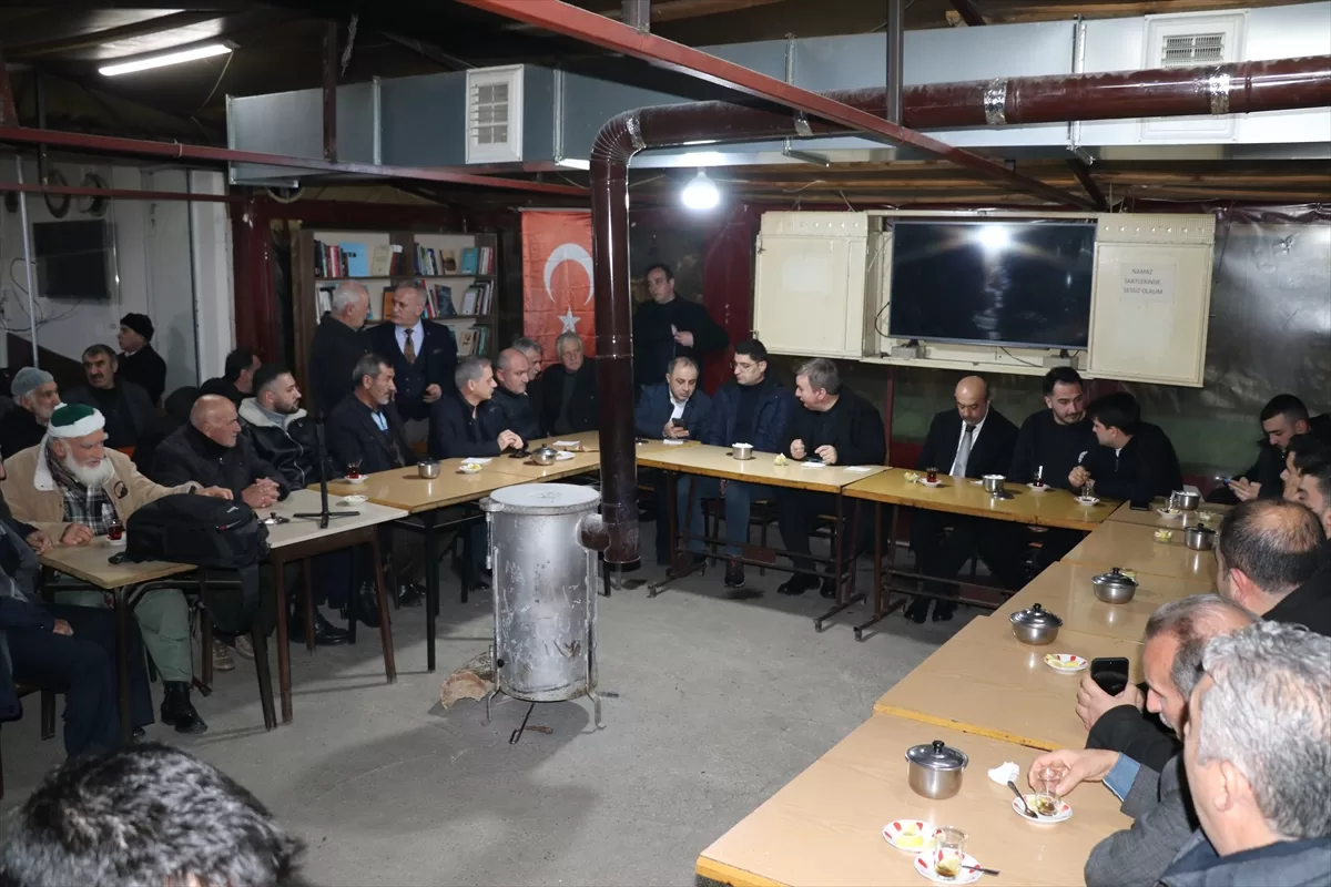 Erzincan Valisi Aydoğdu ortamından etkilendiği çay ocağına kitaplık yaptırdı