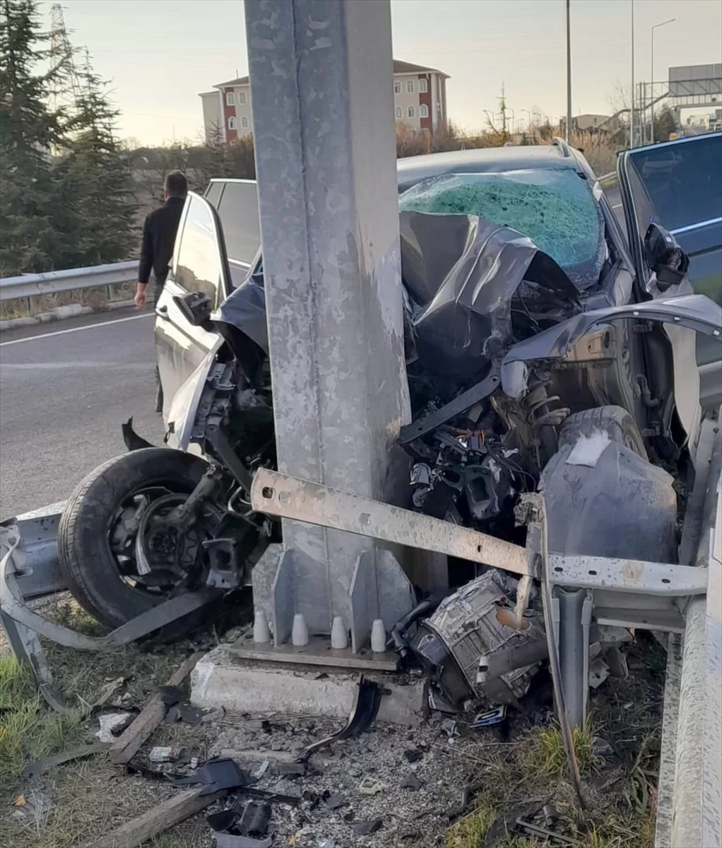 Eskişehir'de bariyerlere çarpan otomobilin sürücüsü öldü