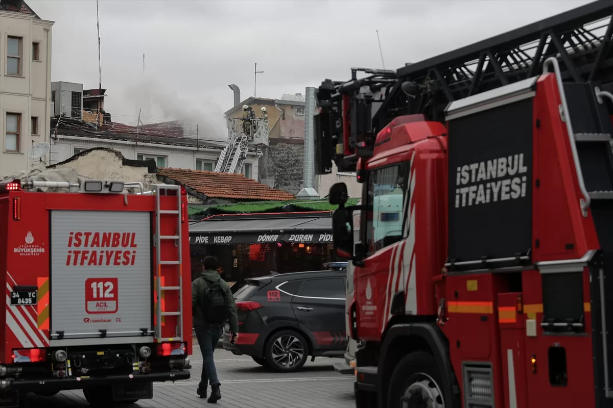 Fatih'te bir handa ayakkabı deposunda çıkan yangın söndürüldü