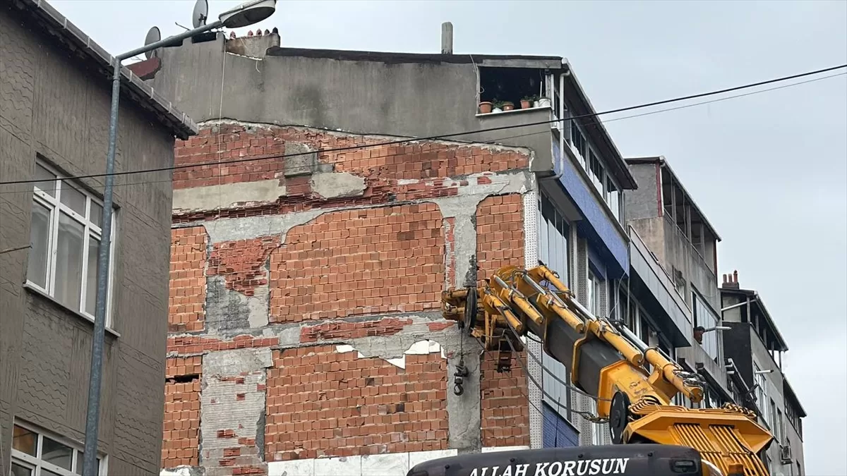 GÜNCELLEME – Gaziosmanpaşa'da inşaat çalışması sırasında 2 binanın temelinde kayma yaşandı