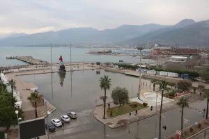 HATAY (AA) – Hatay'ın İskenderun ilçesinde, sağanak nedeniyle istinat duvarı