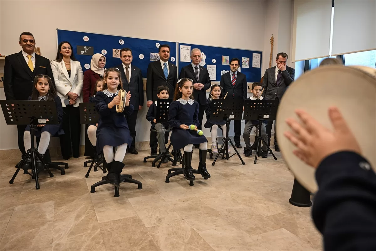 İstanbul'daki okullarda karne heyecanı yaşandı