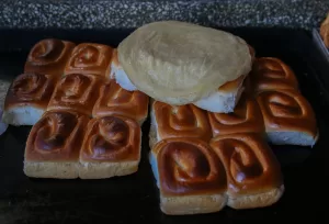 - Tereyağlı lavaşın içine, odun ateşinde pişen açmanın konulup sarılmasıyla