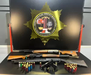 İZMİR (AA) – İzmir'in Karşıyaka ilçesinde 4 kişinin yaralandığı silahlı