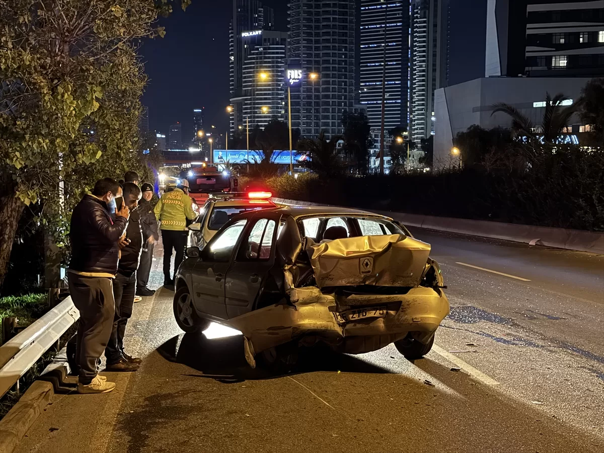 İzmir'de kaza yerini temizleyen kamyona çarpan panelvanın sürücüsü yaralandı