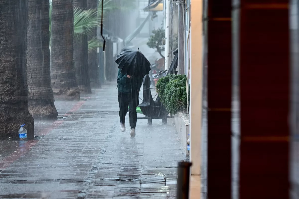 İzmir'de kuvvetli rüzgar ve sağanak hayatı olumsuz etkiliyor