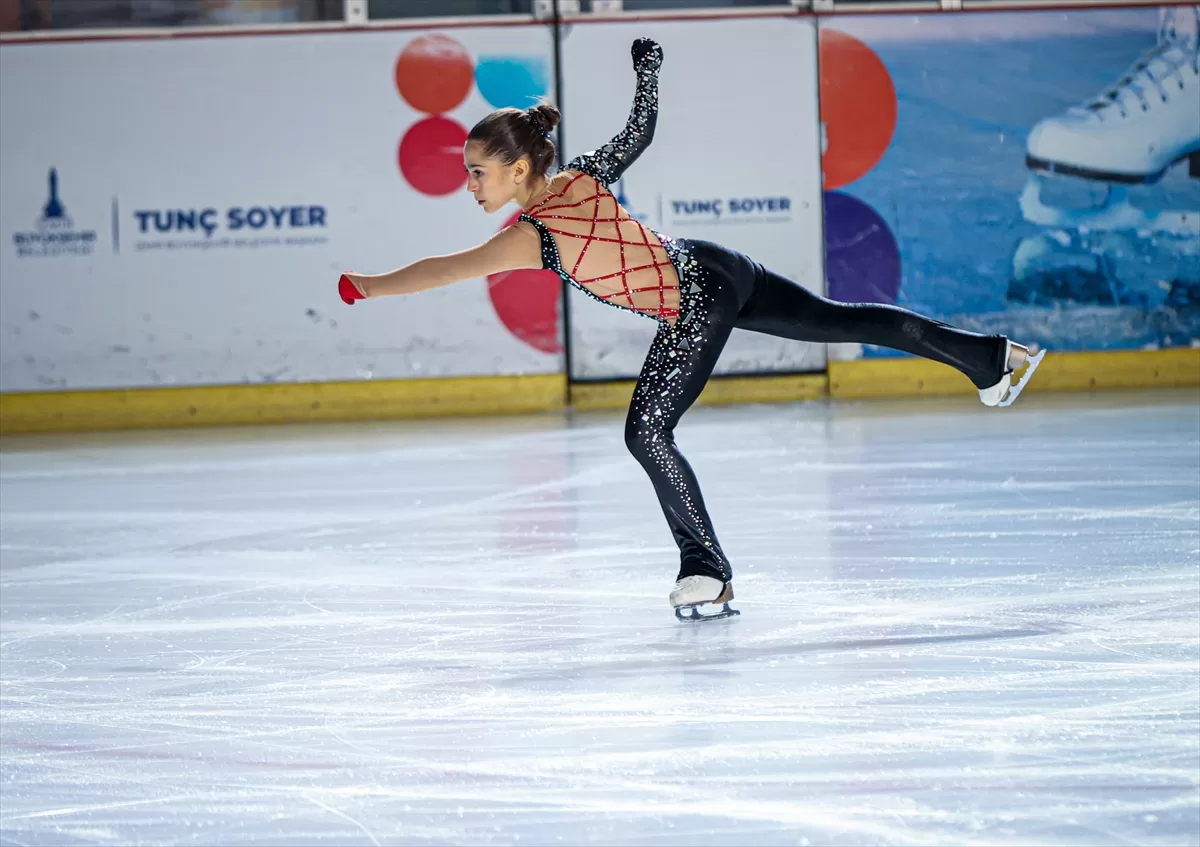 İzmir'deki Artistik Buz Pateni Uluslararası Ephesus Kupası'nda ikinci gün tamamlandı