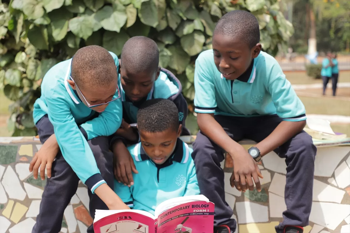 Kamerun’da TMV okulları öğrencilerinden farkındalık için kitap okuma etkinliği