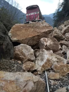 KARABÜK (AA) – Zonguldak'tan Karabük'e kömür taşıyan yük treni, yamaçtan