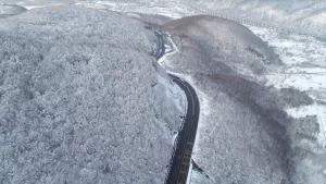 DÜZCE (AA) – Karla kaplanan Anadolu Otoyolu'nun Bolu Dağı Tüneli