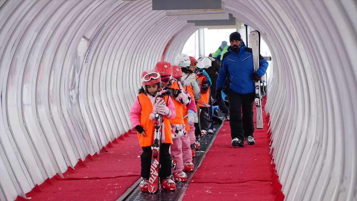 Kayseri Büyükşehir Belediyesi Erciyes'te kayak eğitimi veriyor