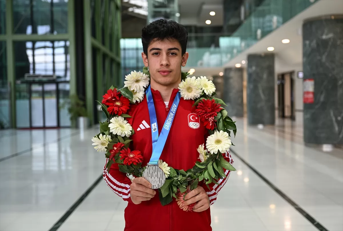 Kış Gençlik Olimpiyatları'nda gümüş madalya alan Muhammed Bozdağ, İzmir'de coşkuyla karşılandı