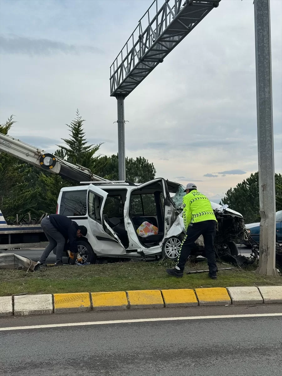 Kocaeli'de aydınlatma direğine çarpan hafif ticari aracın sürücüsü öldü