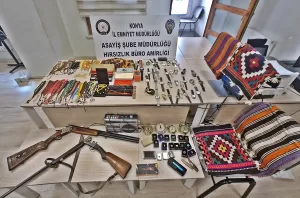 KONYA (AA) – Konya'da bir iş yerinden koleksiyon eşyası çaldıkları