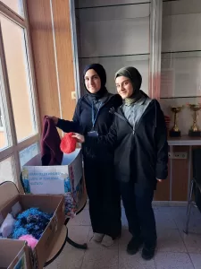 - "Isıtan Eller Projesi" kapsamında atık iplerle örülen kıyafetler, konteyner