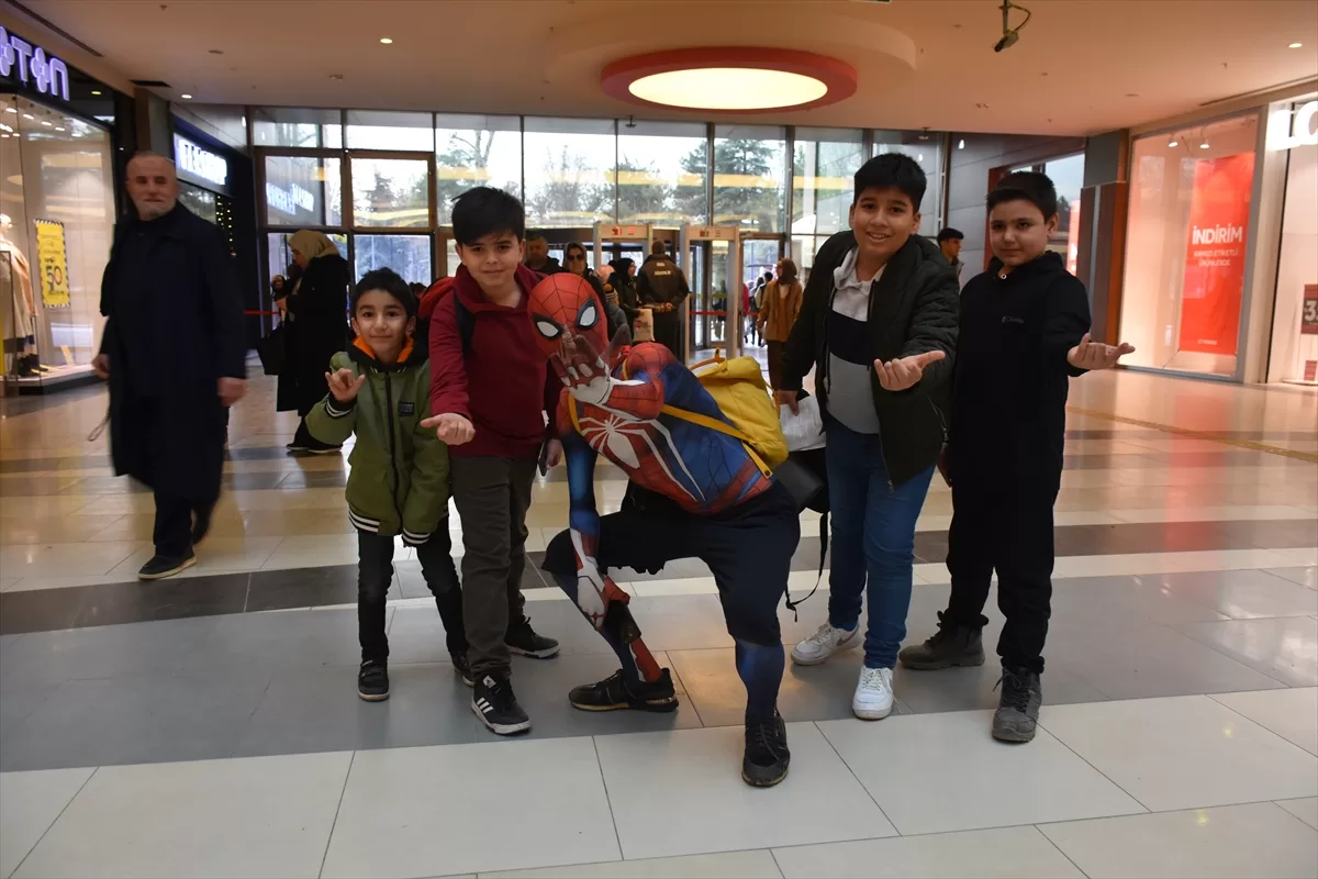 Malatya'da “örümcek adam” kıyafetli kişi depremzede çocukların yüzünü güldürdü
