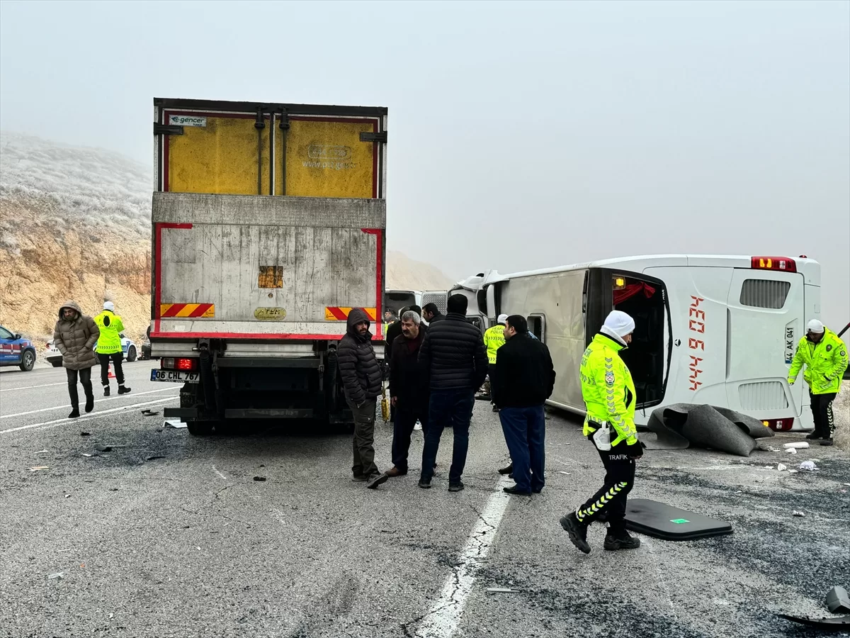 GÜNCELLEME 2- Malatya'da yolcu otobüsünün devrilmesi sonucu 4 kişi öldü, 36 kişi yaralandı