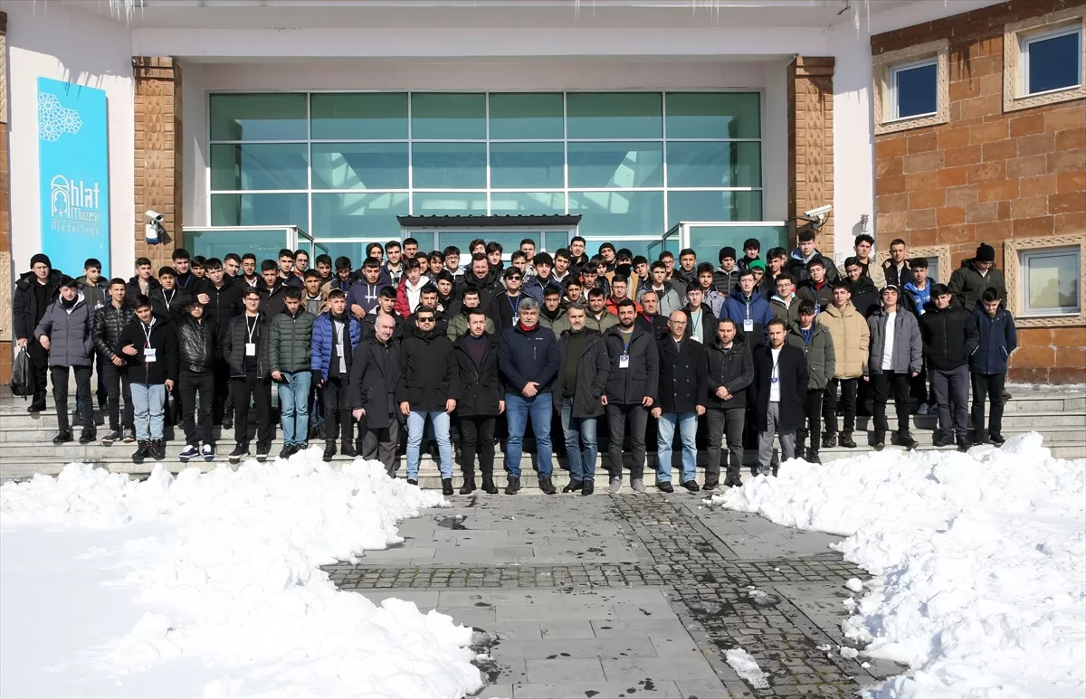 “Maziden Atiye Ahlat” programıyla 80 öğrenciye Ahlat'ın tarihi mekanları gezdirildi