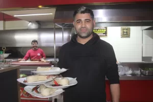 MERSİN (AA) – Mersin'de lokantada çalışan garsonun, boğazına yiyecek takılan