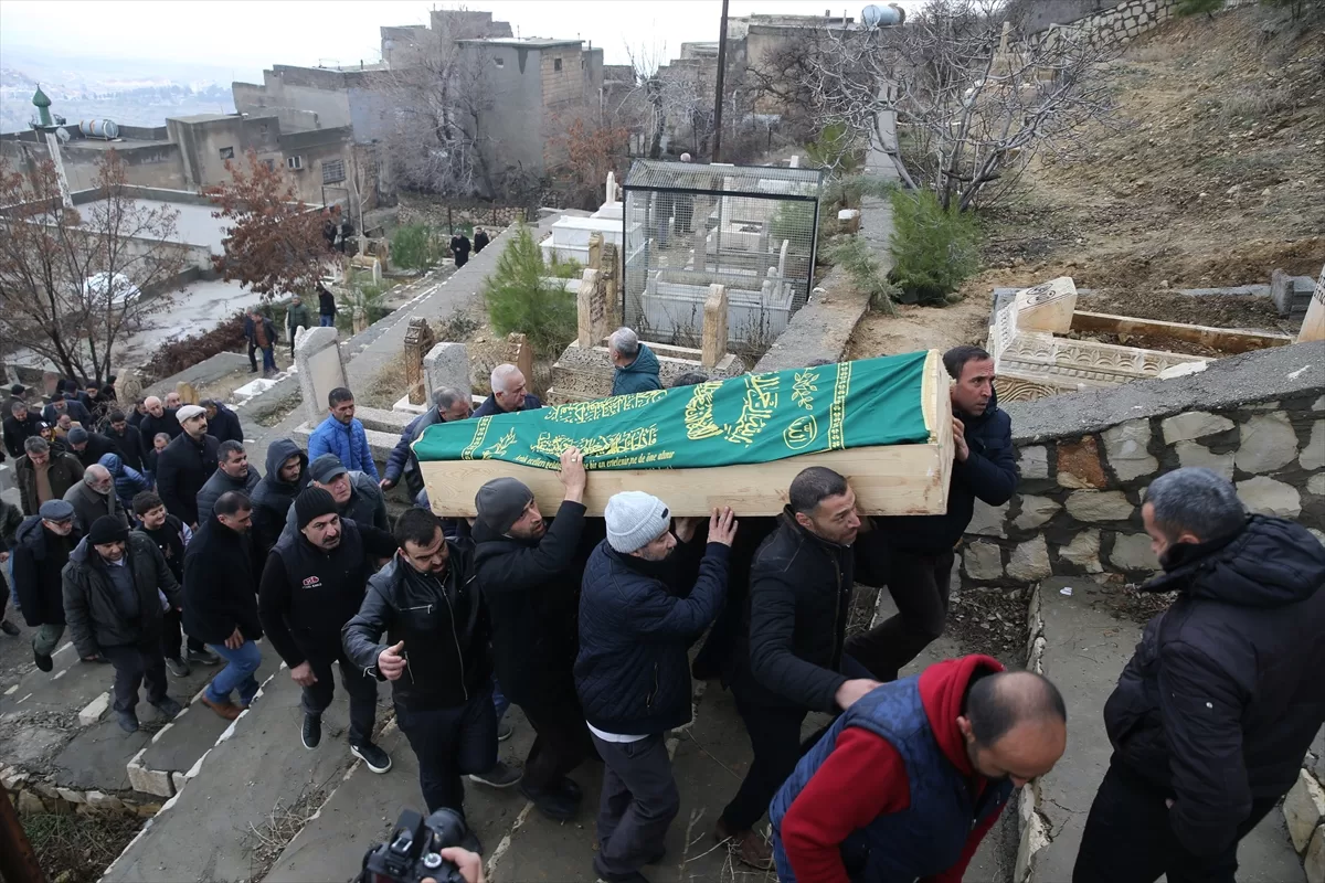Mersin'deki otobüs kazasında ölen 3 kişinin cenazesi Mardin ve Şırnak'ta defnedildi