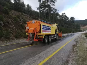 MUĞLA (AA) – Muğla'da kar yağışı ve buzlanma nedeniyle belediye