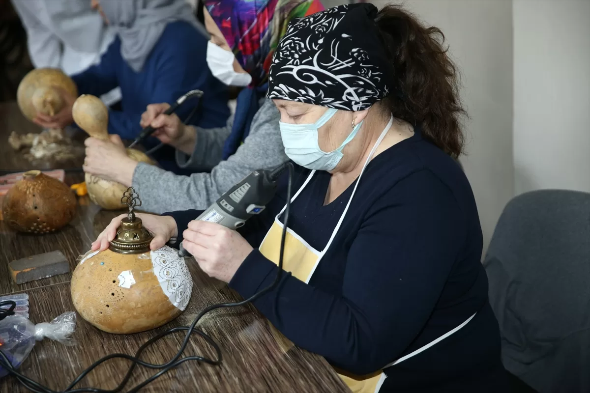 Ordulu kadınlar su kabaklarından hediyelik eşya yaparak gelir sağlıyor