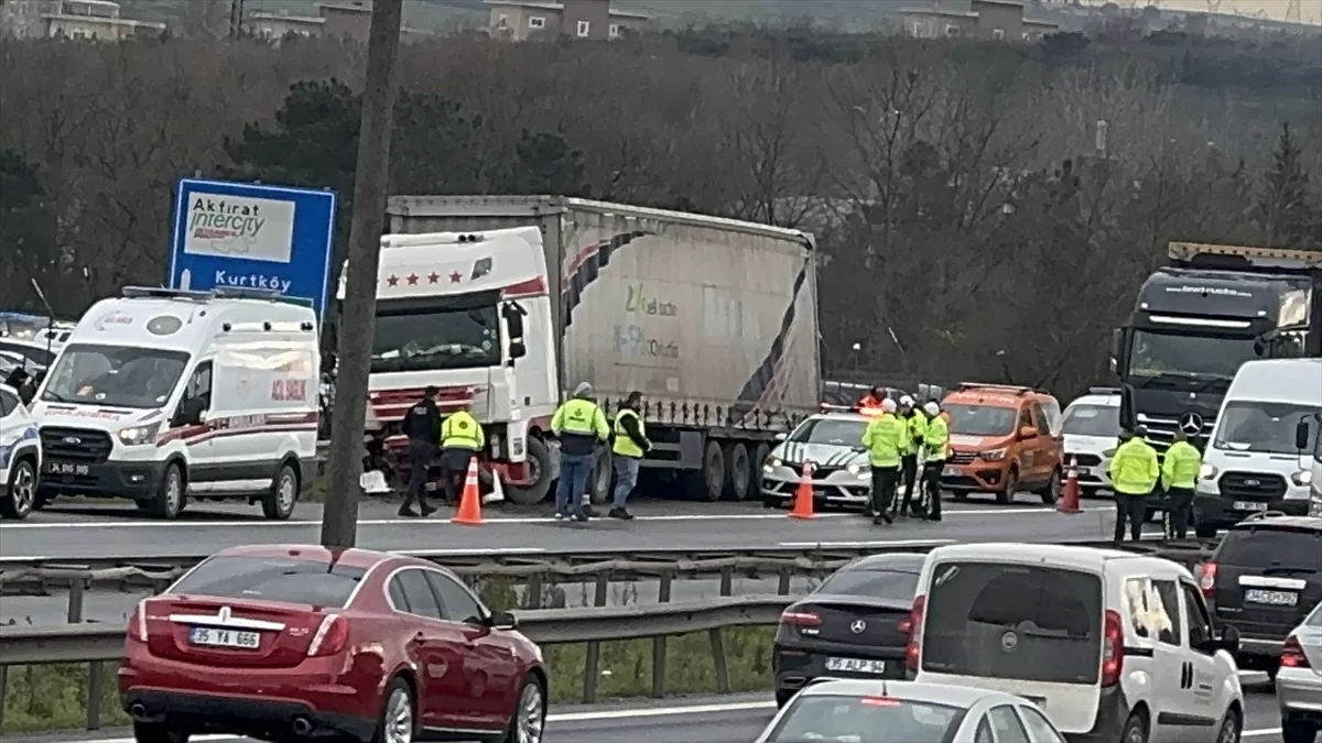 Pendik'te tırın çarptığı otomobilin sürücüsü yaralandı