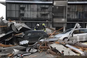 PRİŞTİNE (AA) – Kosova’nın başkenti Priştine’de şiddetli rüzgar nedeniyle belediye