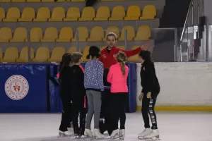 KOCAELİ (AA) – SEFA TETİK – Artistik buz pateninde üst