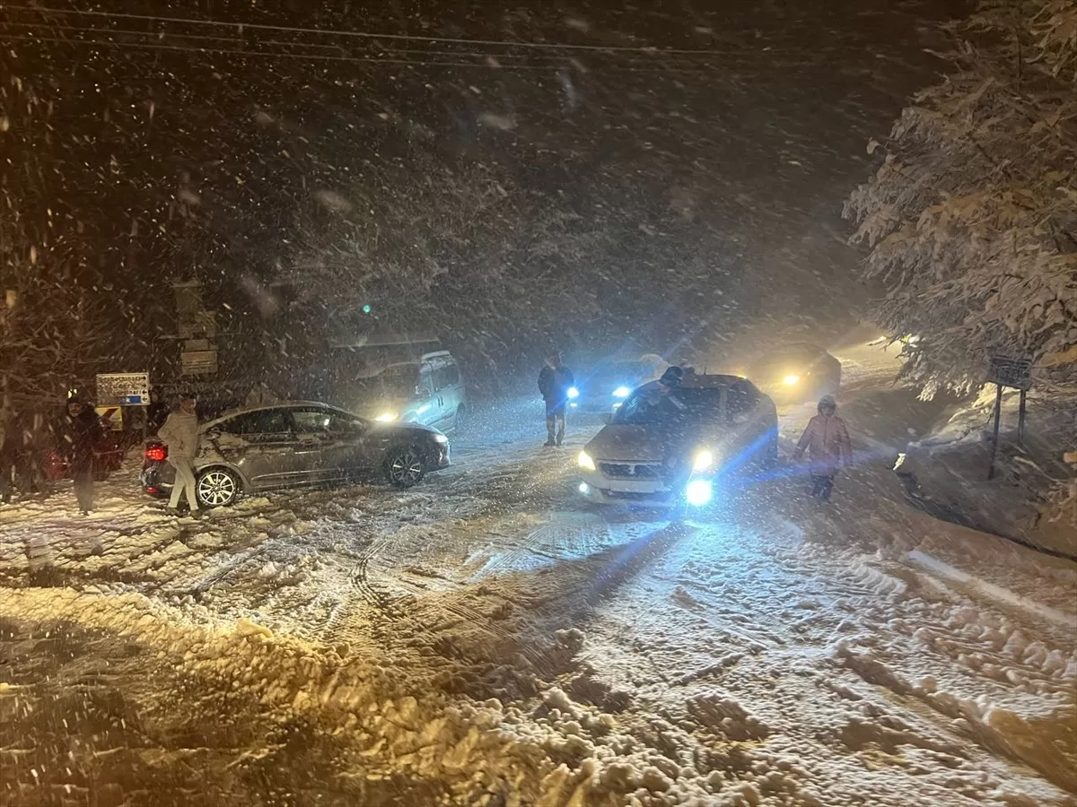 Sakarya'da Kocaali-Hendek yolu yoğun kar nedeniyle ulaşıma kapatıldı